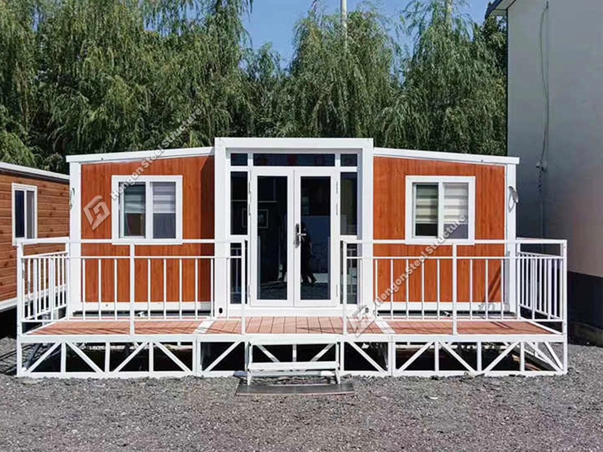 Casa plegable con balcón
